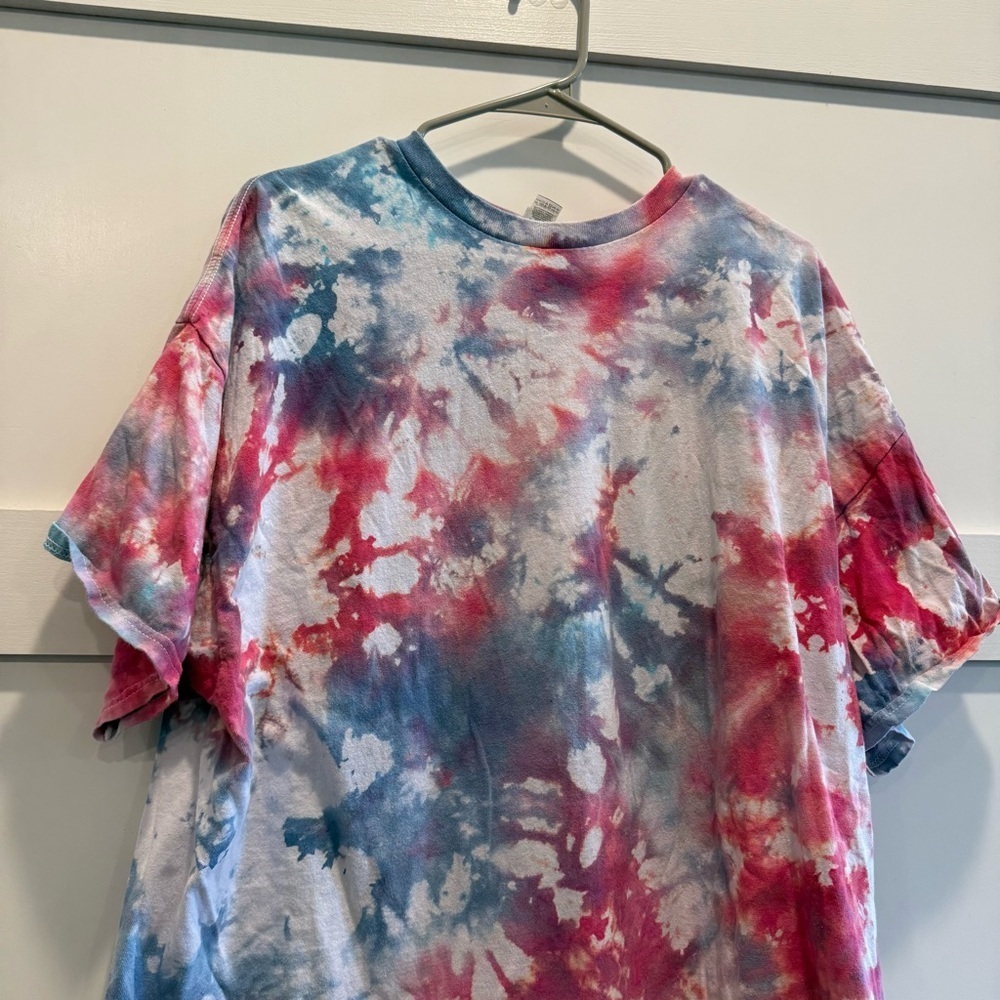 Gildan Tie-Dye T-Shirt in Pink and Blue - Picture 2 of 7